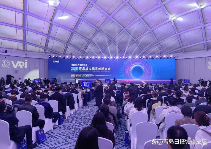 中心选取梦幻飞碟为整体造型,以"灵境飞舟"为主题,规划互动光影前厅